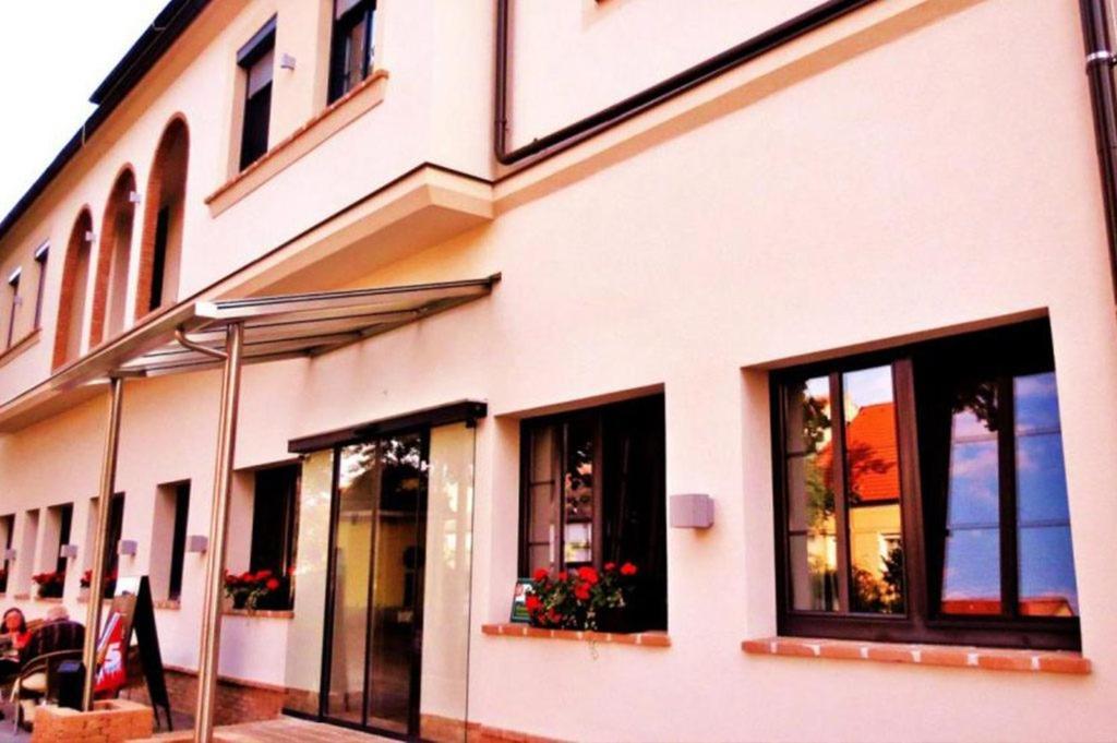 Hotel-Restaurant-Vinothek Felix Sommer Auersthal Luaran gambar